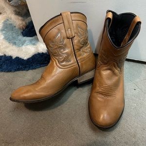 Dingo Willie Ankle Bootie Tan
Women's Size 9 Medium